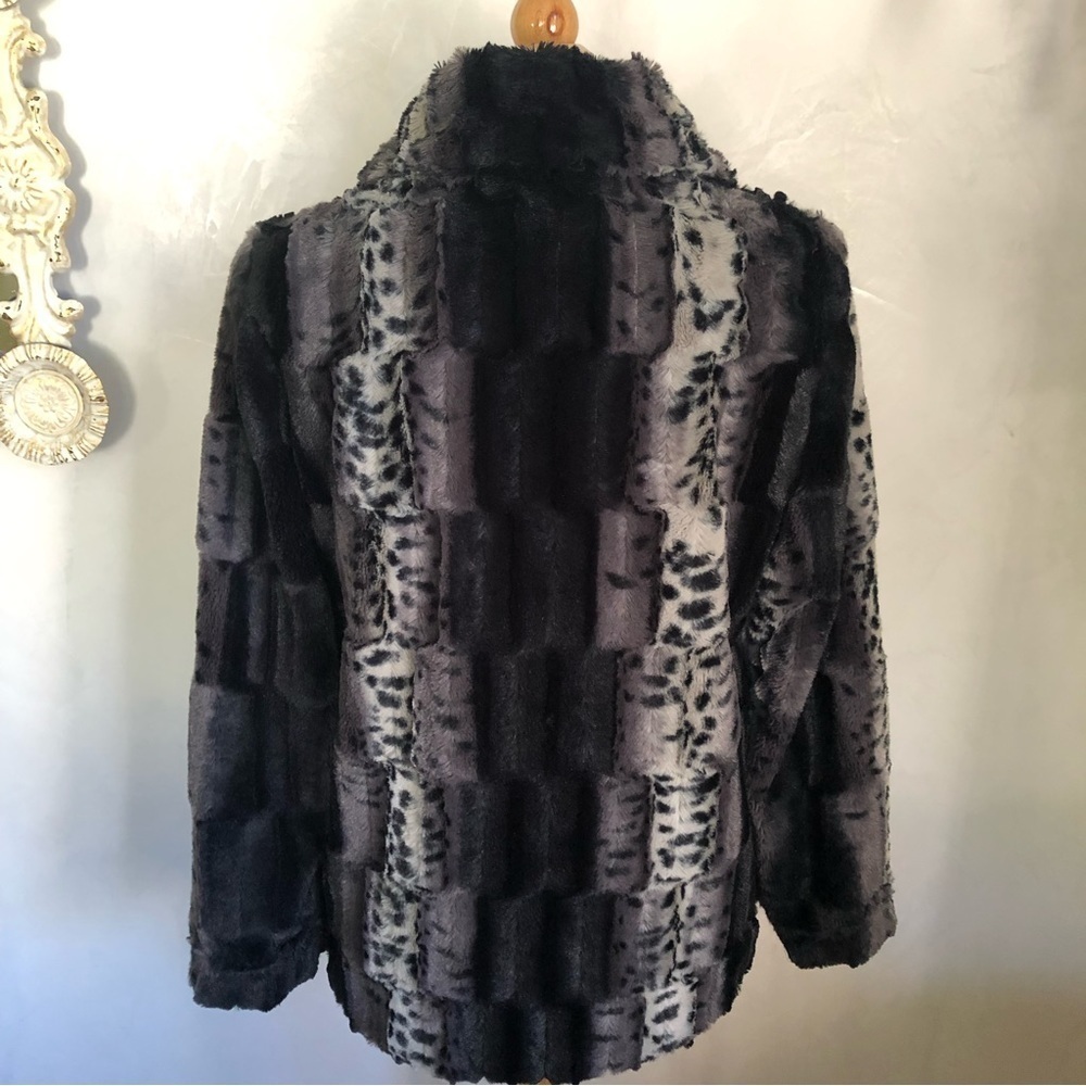 Dennis Basso color gray & black Faux Fur coat w/hook lock buttons Size Small - Picture 4 of 15